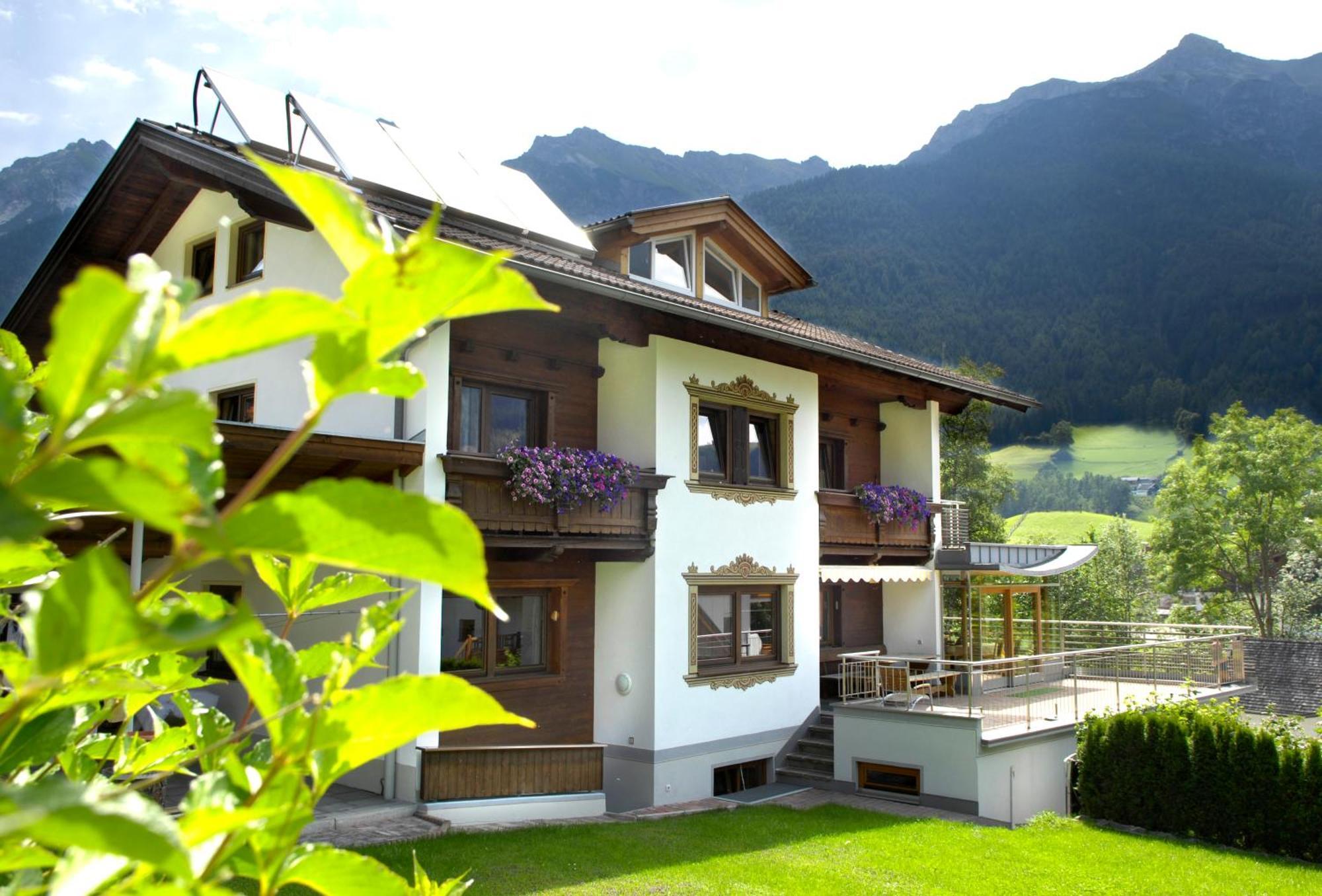 Pension Tina Neustift im Stubaital Exterior photo